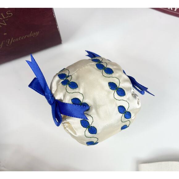 American Girl MUFF MITTS & PATTENS Pleasant Company Label Felicity Accessory BOX - Picture 4 of 9